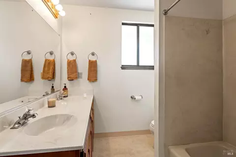 Bath - 1344 Laurel Ave, Ukiah, CA 95482 photo 3 of 3