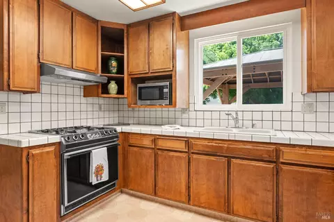 Kitchen - 1344 Laurel Ave, Ukiah, CA 95482 photo 2 of 3