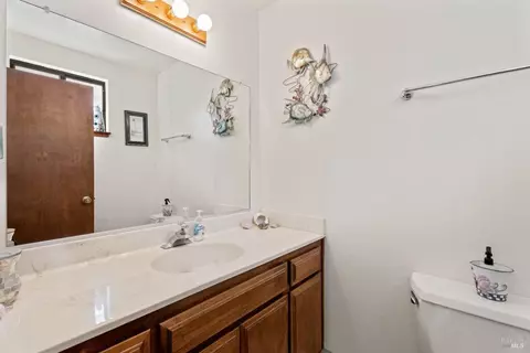 Bath - 1344 Laurel Ave, Ukiah, CA 95482 photo 1 of 3