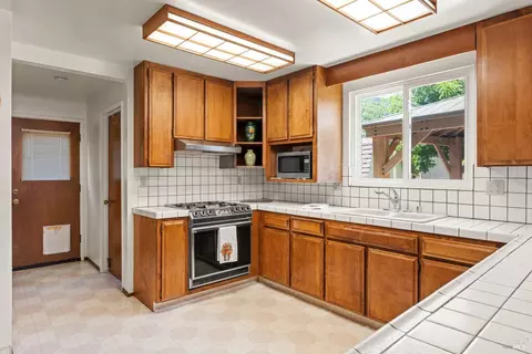 Kitchen - 1344 Laurel Ave, Ukiah, CA 95482 photo 1 of 3