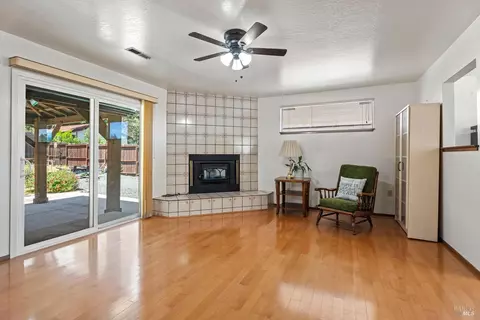 Living - 1344 Laurel Ave, Ukiah, CA 95482 photo 2 of 3