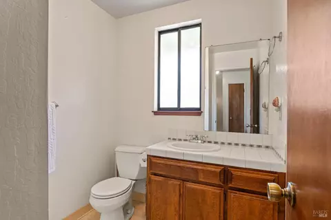 Bath - 1344 Laurel Ave, Ukiah, CA 95482 photo 2 of 3