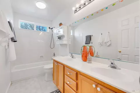 Bath - 925 Dunerose Ct, Vacaville, CA 95687 photo 3 of 8
