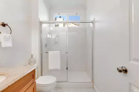 Bath - 925 Dunerose Ct, Vacaville, CA 95687 photo 2 of 8