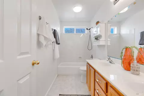 Bath - 925 Dunerose Ct, Vacaville, CA 95687 photo 4 of 8