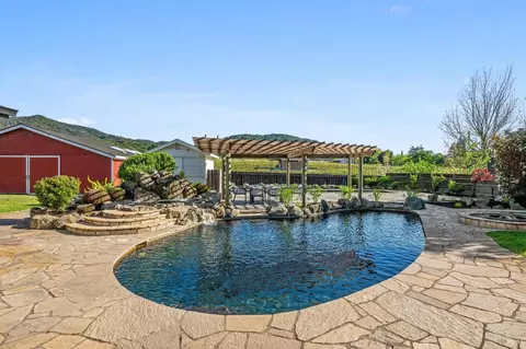 105 Kreuzer Ln, Napa, CA 94559