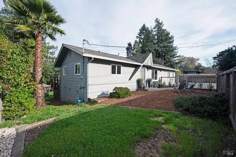 1011 Pearl Ct, Sebastopol, CA 95472