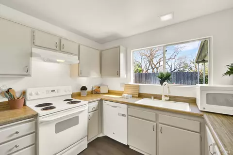 Kitchen - 368 Edwin Dr, Vacaville, CA 95687 photo 2 of 5