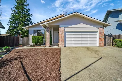 1500 Gladstone Way, Rohnert Park, CA 94928