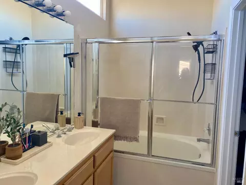 Bath - 582 Mural Ln, Fairfield, CA 94534 photo 1 of 5