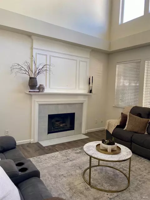 Living - 582 Mural Ln, Fairfield, CA 94534 photo 3 of 5