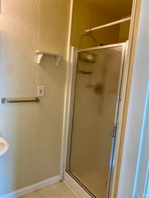 Bath - 582 Mural Ln, Fairfield, CA 94534 photo 5 of 5