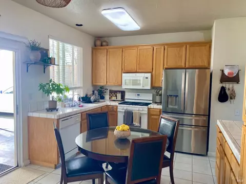 Kitchen - 582 Mural Ln, Fairfield, CA 94534 photo 2 of 5