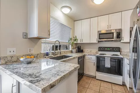1015 Golf Course Dr, Rohnert Park, CA 94928