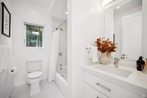 Bath - 251 Perry St, Mill Valley, CA 94941 photo 4 of 4