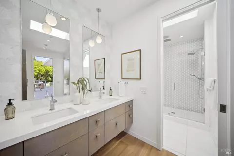 Bath - 251 Perry St, Mill Valley, CA 94941 photo 2 of 4