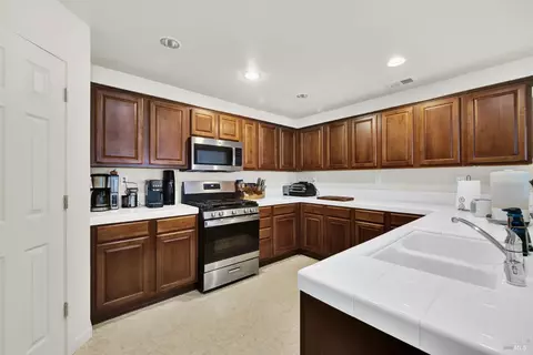 Kitchen - 3143 Puffin Cir, Fairfield, CA 94533 photo 3 of 10