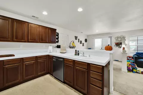 Kitchen - 3143 Puffin Cir, Fairfield, CA 94533 photo 6 of 10