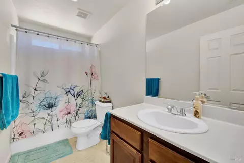 Bath - 3143 Puffin Cir, Fairfield, CA 94533 photo 2 of 2
