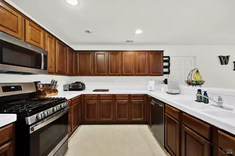 Kitchen - 3143 Puffin Cir, Fairfield, CA 94533 photo 4 of 10