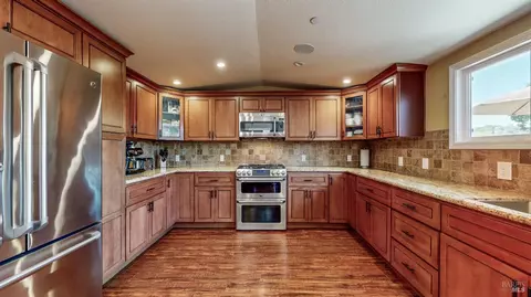 3 Nova Ln, Novato, CA 94945