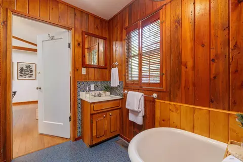 Bath - 225 Cascade Dr, Fairfax, CA 94930 photo 3 of 5