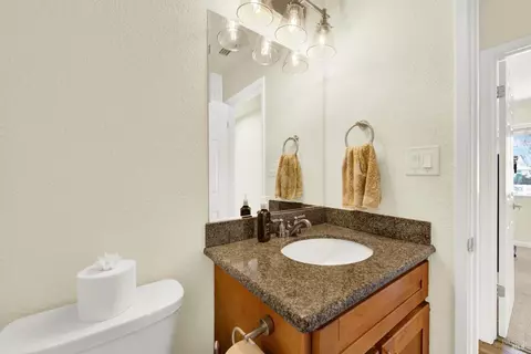 Bath - 910 Mason Ct, Dixon, CA 95620 photo 2 of 5