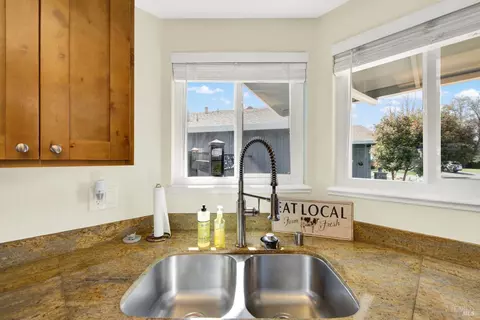 Kitchen - 910 Mason Ct, Dixon, CA 95620 photo 7 of 10