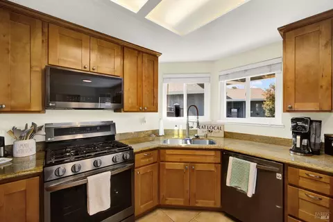 Kitchen - 910 Mason Ct, Dixon, CA 95620 photo 5 of 10