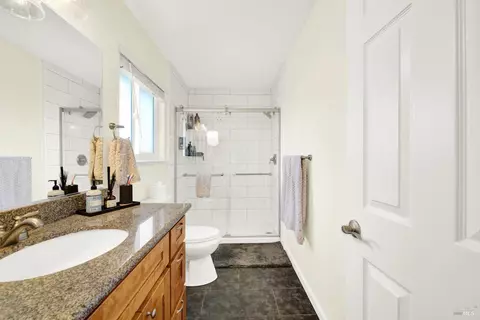 Bath - 910 Mason Ct, Dixon, CA 95620 photo 3 of 5
