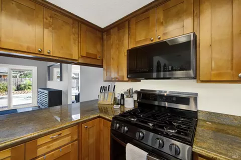 Kitchen - 910 Mason Ct, Dixon, CA 95620 photo 8 of 10