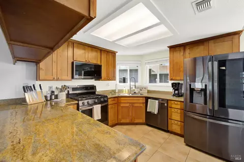 Kitchen - 910 Mason Ct, Dixon, CA 95620 photo 10 of 10