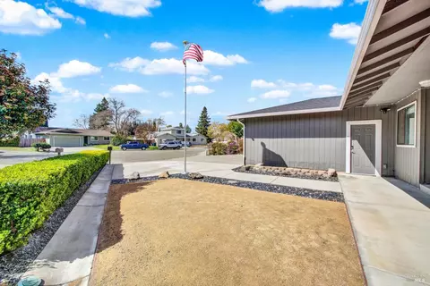 Exterior - 910 Mason Ct, Dixon, CA 95620 photo 9 of 25