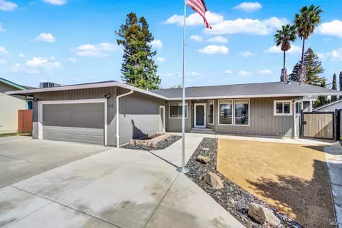 910 Mason Ct, Dixon, CA 95620