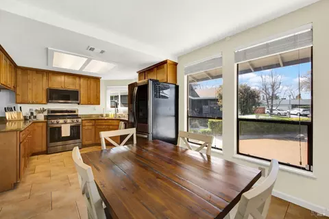 Dining - 910 Mason Ct, Dixon, CA 95620 photo 3 of 6