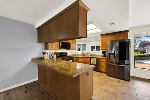 Kitchen - 910 Mason Ct, Dixon, CA 95620 photo 1 of 10
