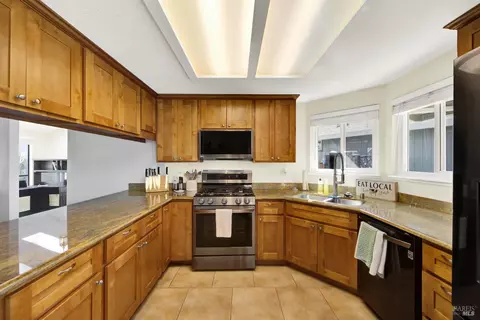 Kitchen - 910 Mason Ct, Dixon, CA 95620 photo 4 of 10
