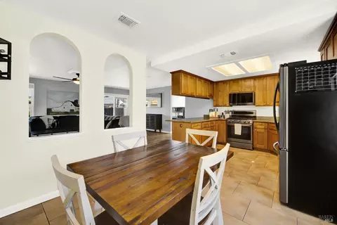Dining - 910 Mason Ct, Dixon, CA 95620 photo 5 of 6