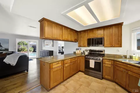 Kitchen - 910 Mason Ct, Dixon, CA 95620 photo 3 of 10