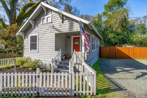 19140 Riverside Dr, Sonoma, CA 95476