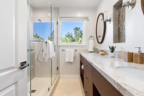 Bath - 1471 Nut Tree Ct, Sonoma, CA 95476 photo 4 of 5