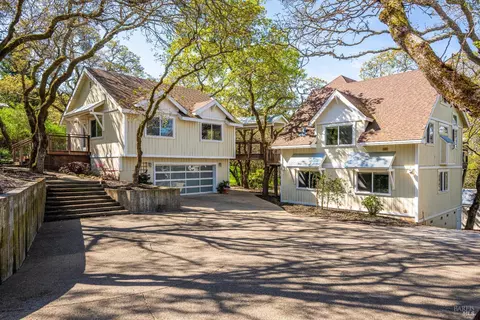 3292 Holland Dr, Santa Rosa, CA 95404