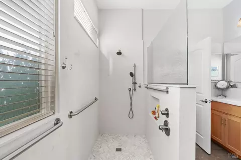 Bath - 417 Eagle Crest Way, Rio Vista, CA 94571 photo 5 of 6
