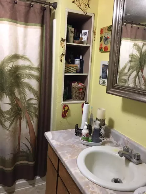 Bath - 2301 Silk Rd W, Windsor, CA 95492 photo 3 of 3