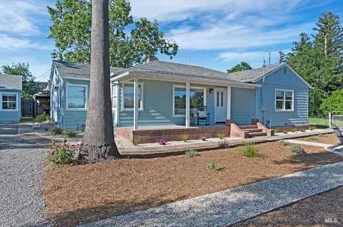 1021 Milk Barn Rd, Healdsburg, CA 95448
