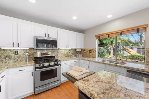 Kitchen - 407 Rolling Oak Dr, Vacaville, CA 95688 photo 3 of 9