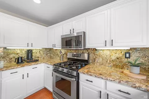 Kitchen - 407 Rolling Oak Dr, Vacaville, CA 95688 photo 6 of 9