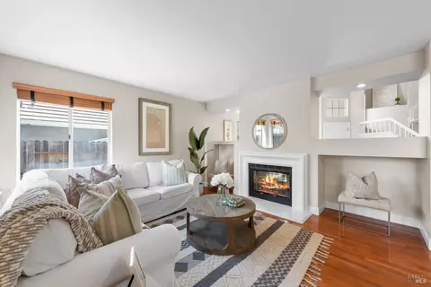 Living - 407 Rolling Oak Dr, Vacaville, CA 95688 photo 5 of 6