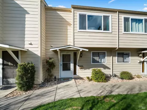 280 San Jacinta Dr #P, Ukiah, CA 95482