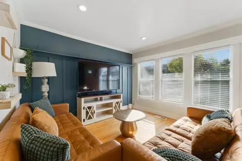 Living - 132 Mountain View Ave, Vallejo, CA 94590 photo 3 of 4